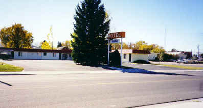 A warm cozy motel 3 blocks from Freeway.  Come stay at the Parkway for a quieter stay.  Newly Remodeled.